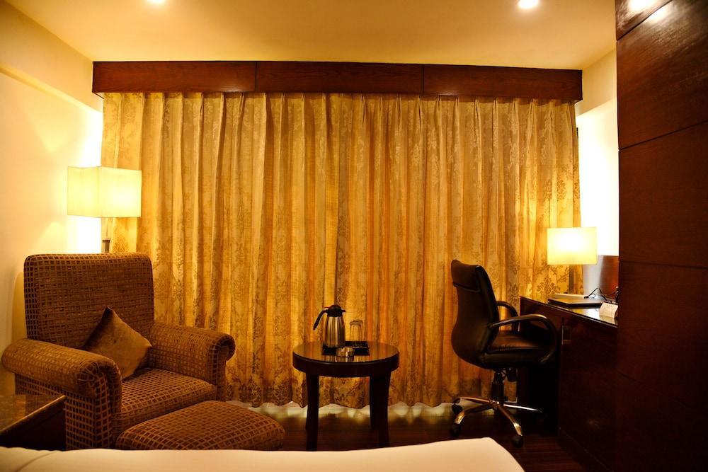 Hotel Royal Cliff Kanpur Extérieur photo