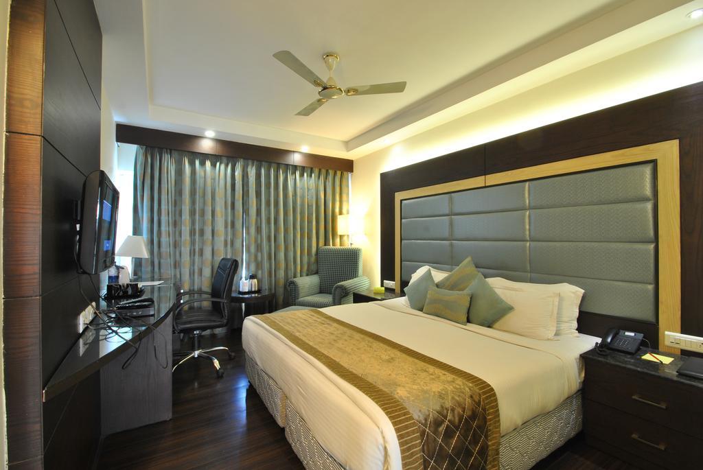Hotel Royal Cliff Kanpur Extérieur photo