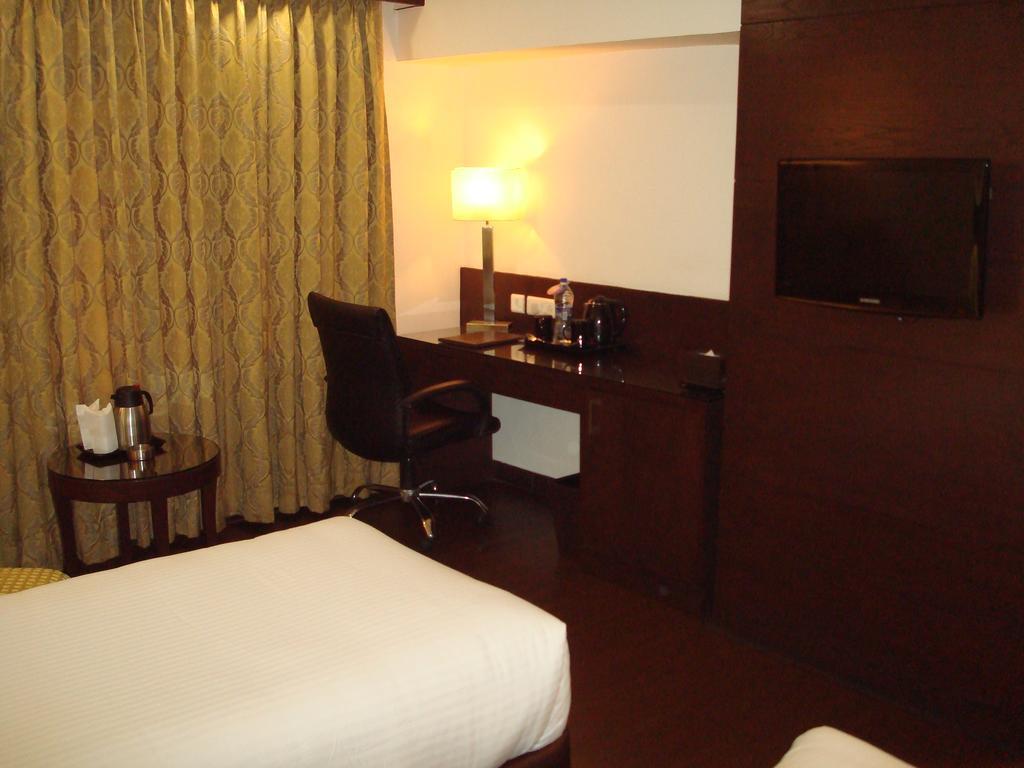 Hotel Royal Cliff Kanpur Extérieur photo