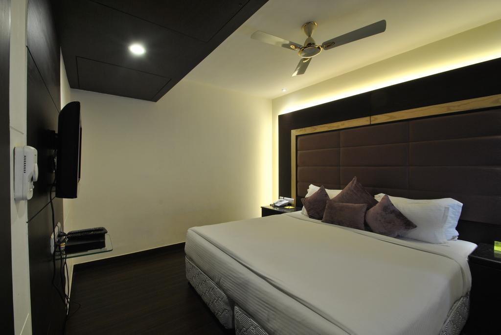 Hotel Royal Cliff Kanpur Extérieur photo