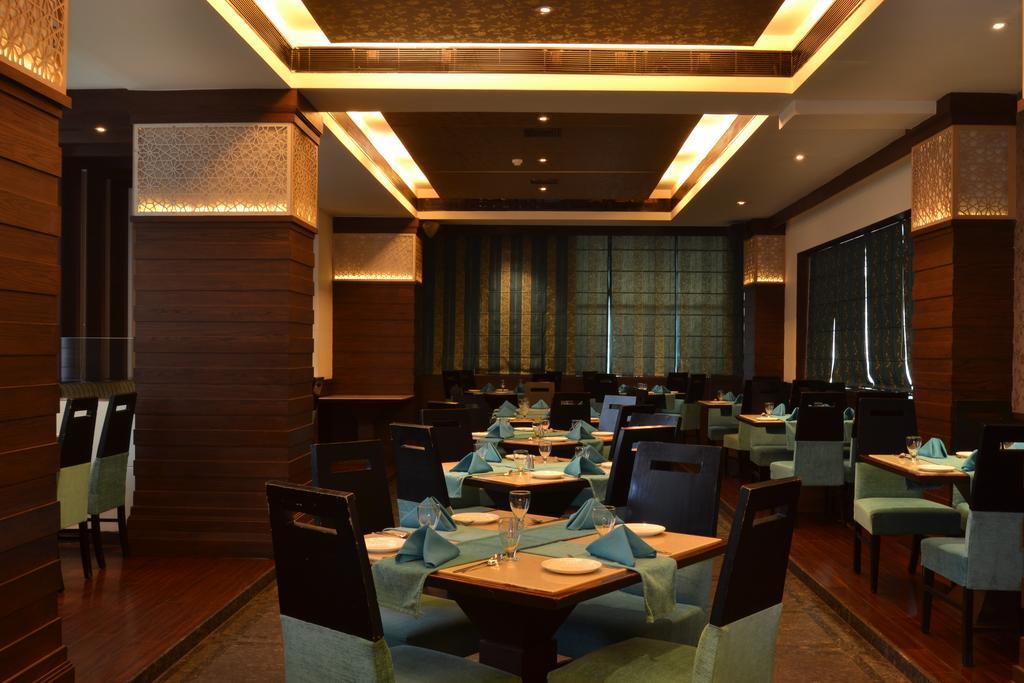 Hotel Royal Cliff Kanpur Extérieur photo