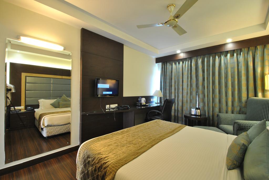 Hotel Royal Cliff Kanpur Extérieur photo