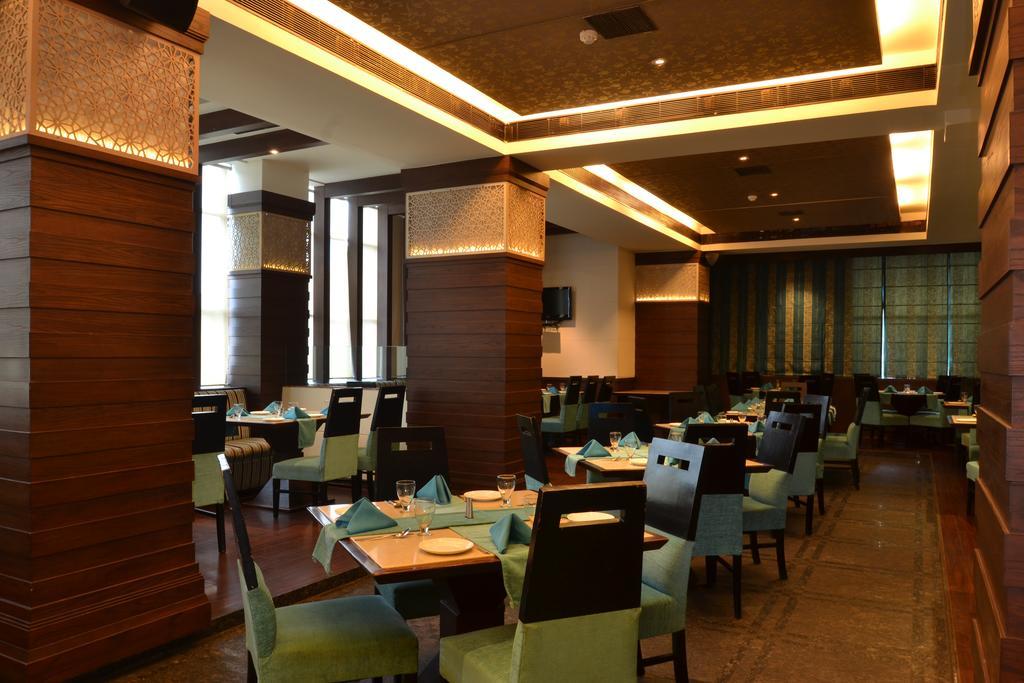 Hotel Royal Cliff Kanpur Extérieur photo