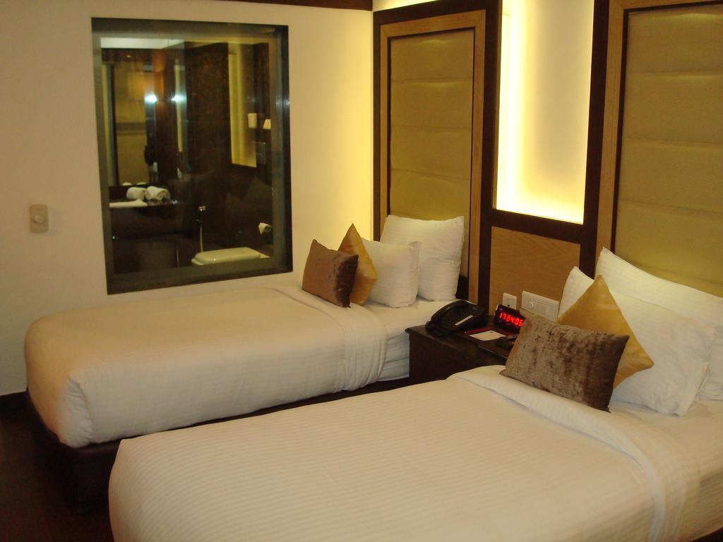 Hotel Royal Cliff Kanpur Extérieur photo