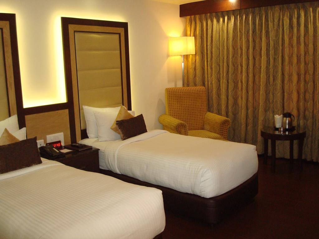 Hotel Royal Cliff Kanpur Extérieur photo