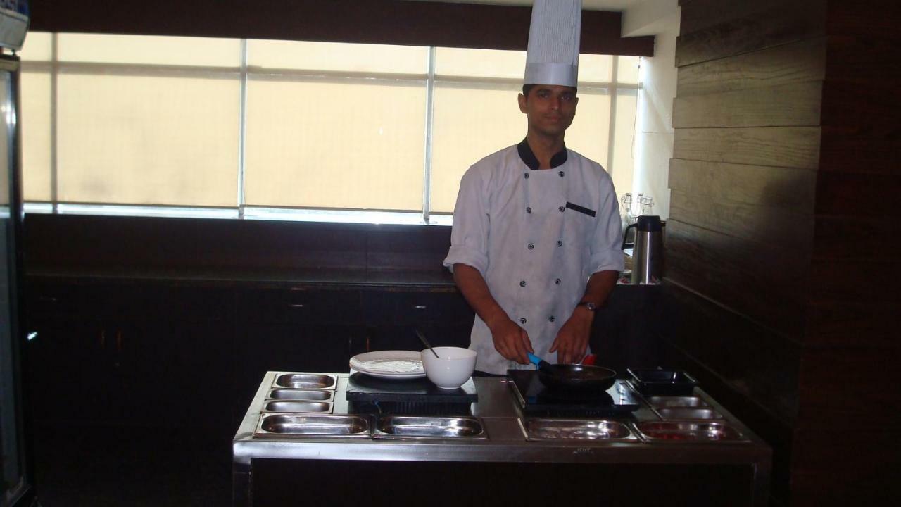 Hotel Royal Cliff Kanpur Extérieur photo