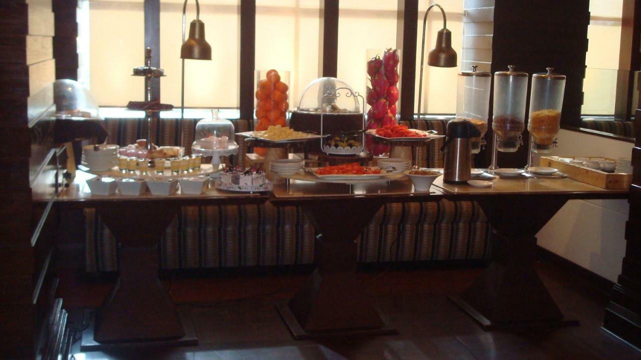 Hotel Royal Cliff Kanpur Extérieur photo