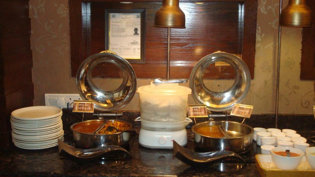 Hotel Royal Cliff Kanpur Extérieur photo